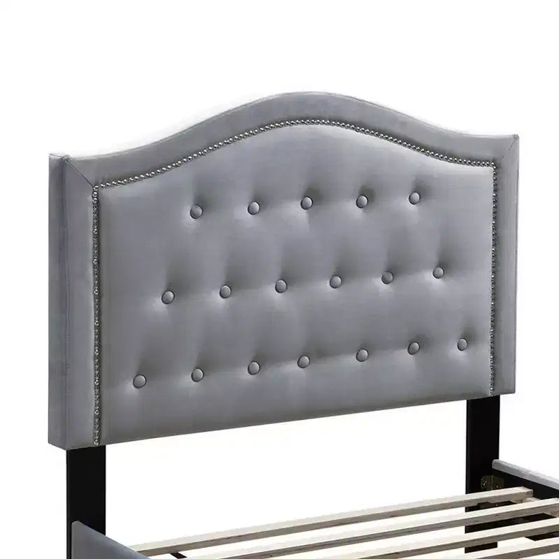 Letto con piattaforma intera in velluto grigio, testiera a gobba di cammello trapuntata con bottoni, 1-2 persone