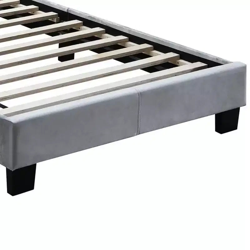 Letto con piattaforma intera in velluto grigio, testiera a gobba di cammello trapuntata con bottoni, 1-2 persone