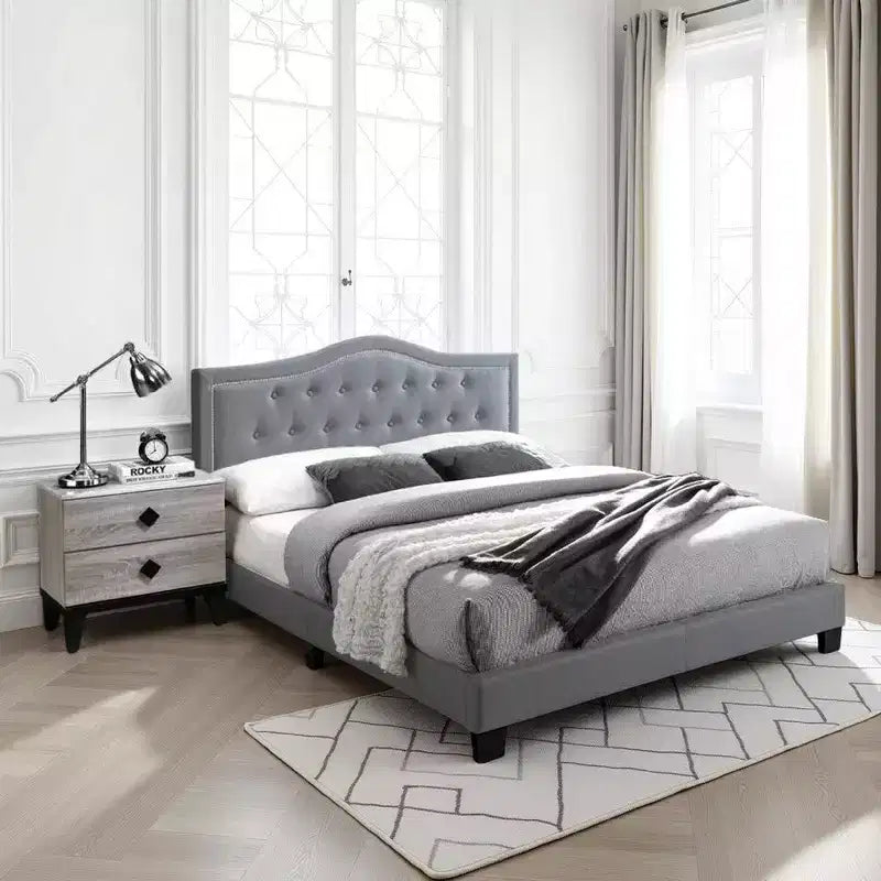 Letto con piattaforma intera in velluto grigio, testiera a gobba di cammello trapuntata con bottoni, 1-2 persone