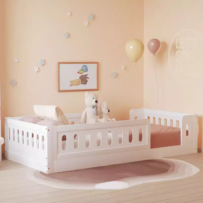 Letto a piattaforma basso per bambini gemello e matrimoniale naturale/bianco con recinzione semi-chiusa