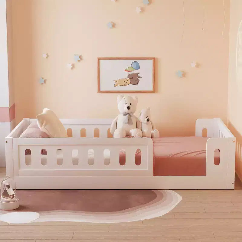 Letto a piattaforma basso per bambini gemello e matrimoniale naturale/bianco con recinzione semi-chiusa