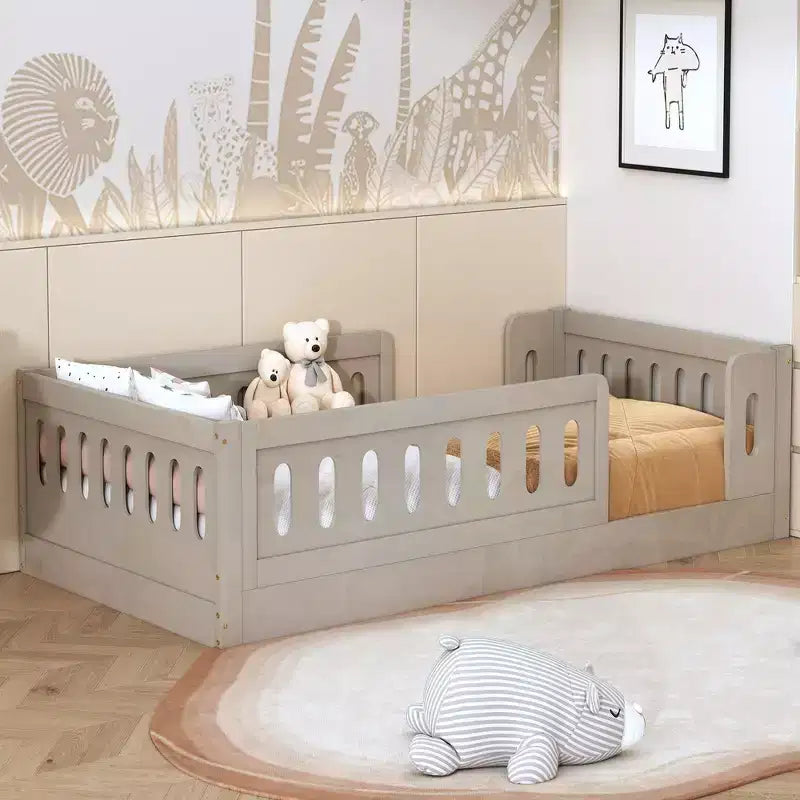 Letto a piattaforma basso per bambini gemello e matrimoniale naturale/bianco con recinzione semi-chiusa