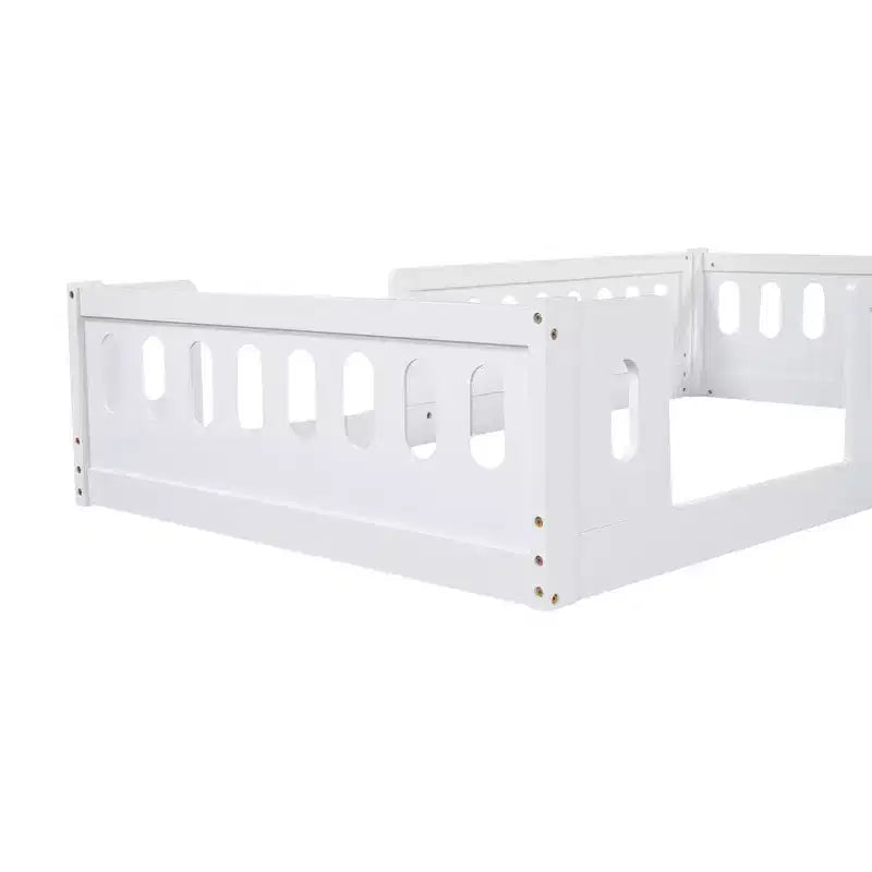 Letto a piattaforma basso per bambini gemello e matrimoniale naturale/bianco con recinzione semi-chiusa
