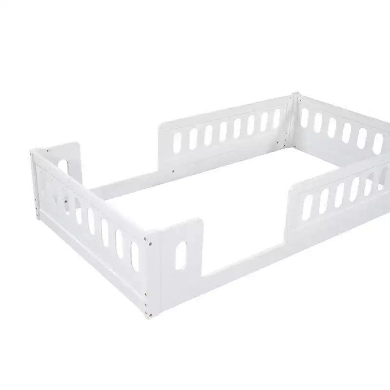 Letto a piattaforma basso per bambini gemello e matrimoniale naturale/bianco con recinzione semi-chiusa