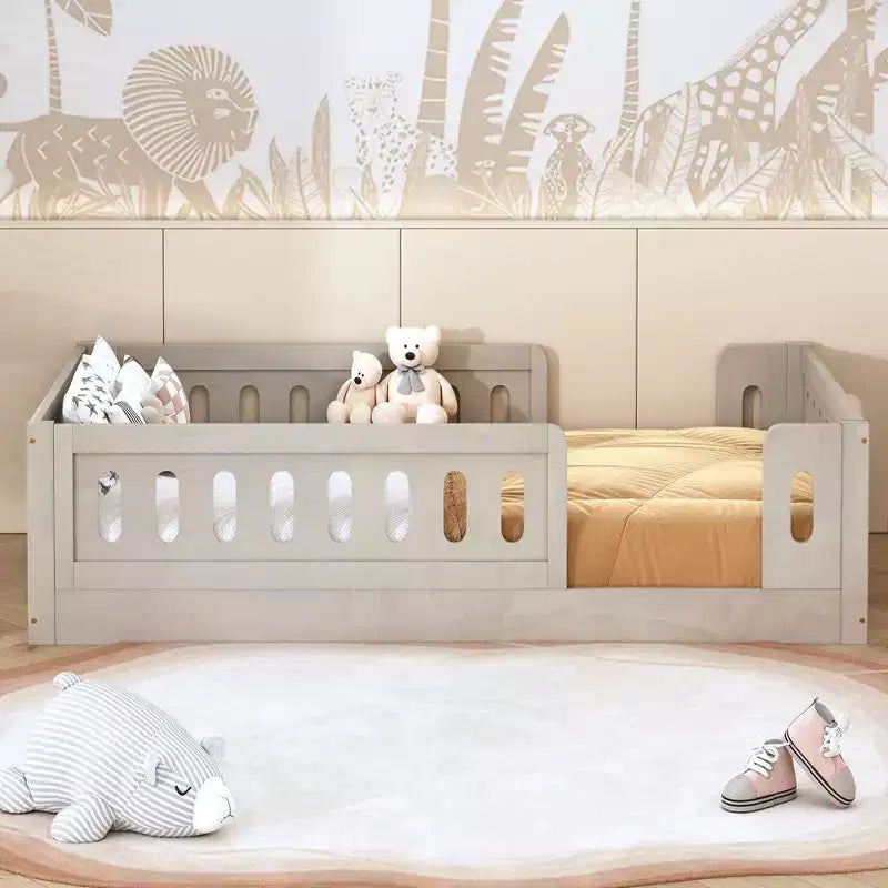 Letto a piattaforma basso per bambini gemello e matrimoniale naturale/bianco con recinzione semi-chiusa