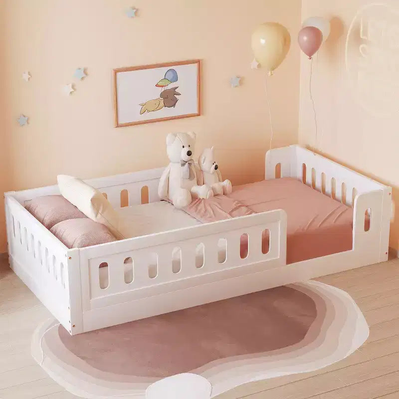 Letto a piattaforma basso per bambini gemello e matrimoniale naturale/bianco con recinzione semi-chiusa