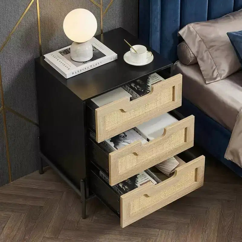 Comodino Quadrato in Rattan Nero a 3 Cassetti con Gambe in Metallo – Montaggio per 1 Persona